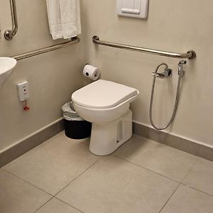 Habitación con Cama King Adaptada para Discapacitados